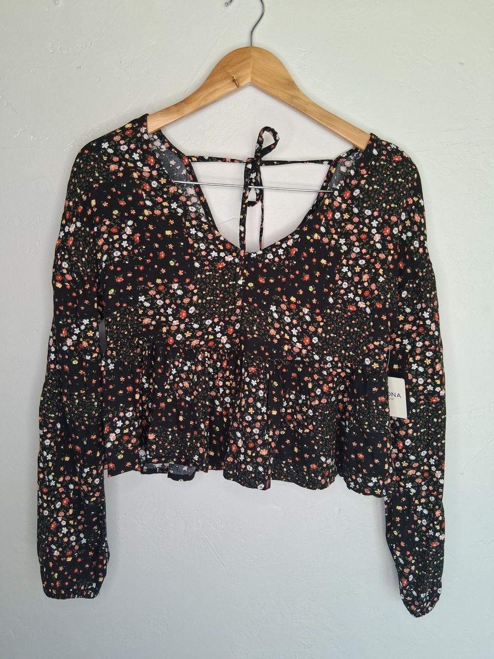 Arizona Jean Co Cropped Floral Peplum Top Black Ditsy Floral V Neck Small Boho - Picture 2 of 10